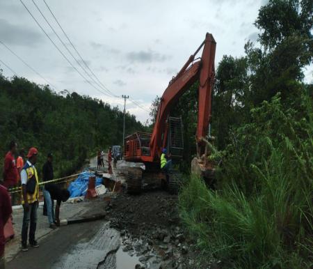 Pemulihan akibat longsor di Jalan Lintas Riau-Sumbar, XIII Koto Kampar.(foto: mcr)