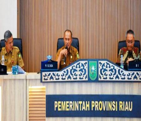 Pj Sekdaprov Riau, Taufik OH dalam rakor TPID.(foto: mcr)