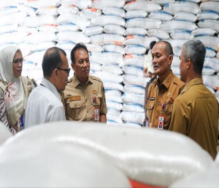 Pemerintah Provinsi Riau melakukan peninjauan ke Gudang Bulog Jadirejo (foto/yuni)