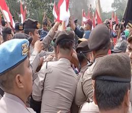 Bentrokan Polisi dan petani kelapa sawit saat eksekusi lahan di Desa Dayun Siak.(foto: diana/halloriau.com)