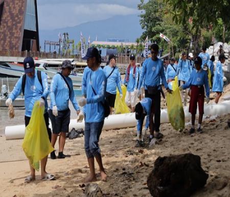 Kegiatan bersih-bersih pantai Pulau Bunaken Suzuki.(foto: istimewa)