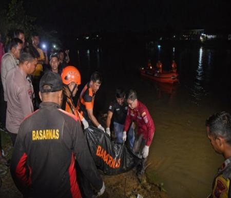 Pencarian 6 Jam Berakhir Duka, Bocah 6 Tahun Tenggelam di Sungai Equator Pelalawan