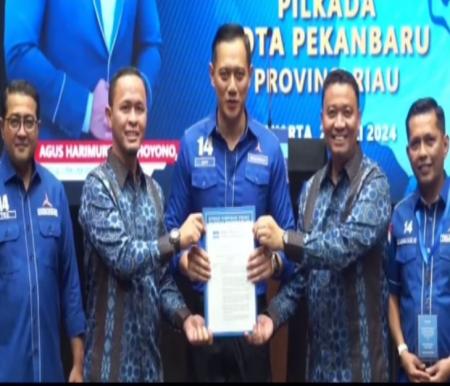 Agung Nugroho-Markarius resmi dapat SK dukungan Demokrat maju Pilwako Pekanbaru (foto/int)