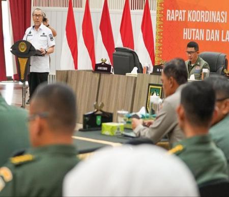 Rakor bersama satuan tugas pengendalian kebakaran hutan dan lahan (Karhutla) se-Provinsi Riau, di Pekanbaru, Rabu (7/6/2023).