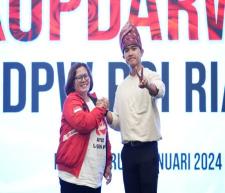 Caleg DPRD Riau Maria Rouli Pasaribu, SP bersama Ketum PSI Kaesang di Kopdarwil di Pekanbaru (foto/ist)