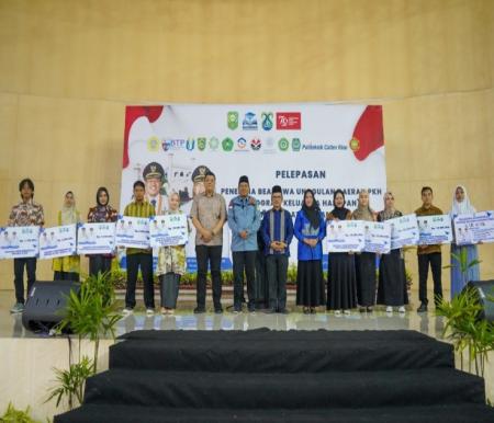 Bupati Siak, Alfedri kembali melepas 253 orang mahasiswa Penerima Beasiswa Unggulan Daerah Program Keluarga Harapan (foto/diana)