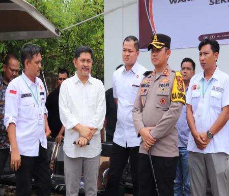 Kapolres Pelalawan, AKBP Afrizal pantau langsung proses pendaftaran Calon Bupati dan Wakil Bupati di KPU (foto/Andy)