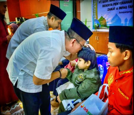 Branch Manager BRKS Cabang Selatpanjang, Abdul Rohim saat memberikan santunan kepada anak yatim