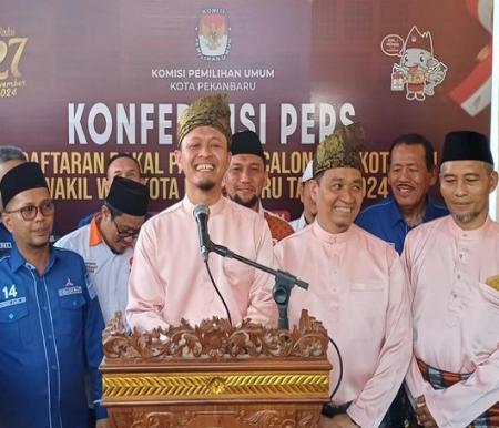 Agung-Markarius saat memberikan keterangan usai mendaftar di KPU Pekanbaru.