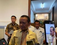 Menteri Energi dan Sumber Daya Mineral (ESDM) Bahlil Lahadalia memberi keterangan ketika ditemui di Kantor Kementerian ESDM, Jakarta, Selasa (19/5/2026). 