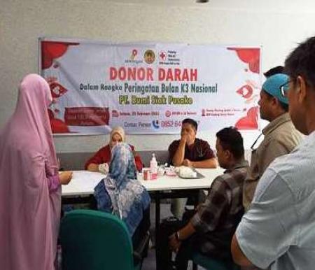 Kegiatan donor darah PT BSP dalam rangka Bulan K3 Nasional di lantai 8 Surya Dumai Tower Pekanbaru.(foto: risnaldi/halloriau.com)