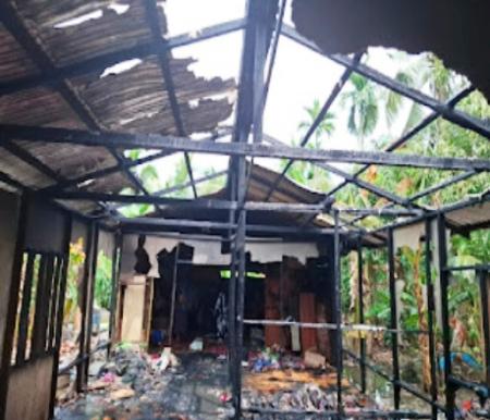 Satu unit rumah di Inhil ludes terbakar, Minggu siang.(foto: yendra/halloriau.com)