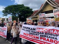 Aksi damai emak-emak di Purna MTQ Pekanbaru minta Prabowo tangkap koruptor MBG.(foto: mimi/halloriau.com)