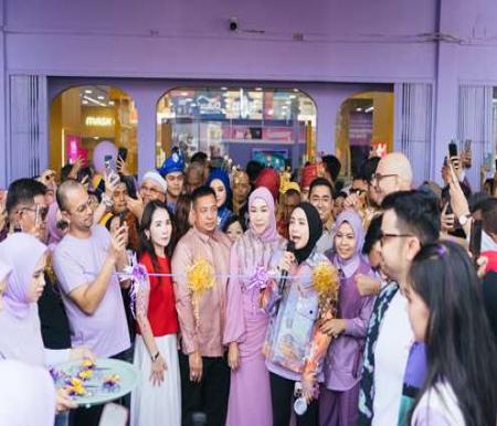 Nagita Slavina dan Raffi Ahmad saat grand opening Scoo Beauty cabang Pekanbaru.(foto: istimewa)