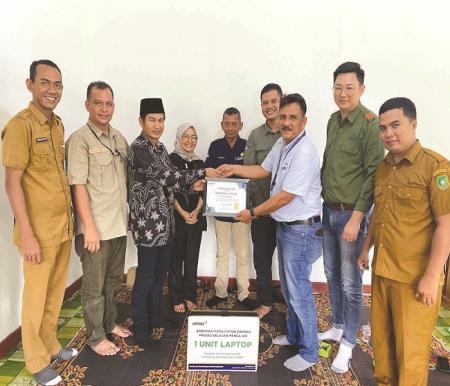 Kadisdikbud Kabupaten Kepulauan Meranti, Suardi menyerahkan apresiasi Fasda Manajemen Berbasis Sekolah kepada Azman SHum.