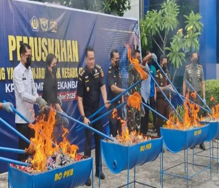 Bea Cukai Pekanbaru Musnahkan Barang Ilegal Senilai Rp20 Miliar, dari Rokok Hingga Pakaian Bekas