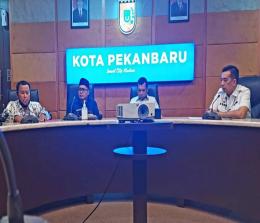 Ketua BKH PGRI Riau, Ekowi (tengah) saat audiensi bersama Pj Wako Pekanbaru Muflihun (foto/int)