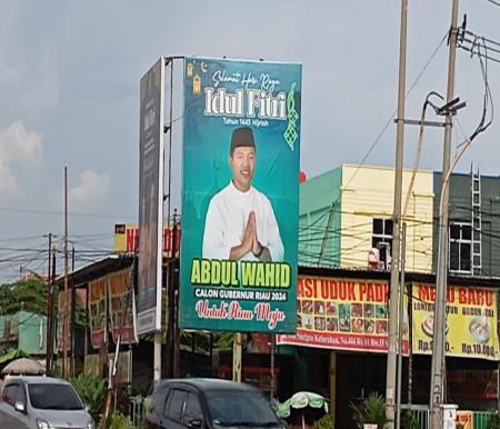 Salah satu baliho bakal calon Gubernur Riau yang dipasang di simpang empat Arentka, Rabu (17/4/2024) (foto:rinai/halloriau) 