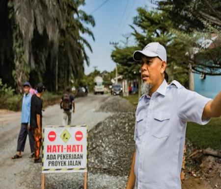 Walikota Dumai, H Paisal saat meninjau perbaikan jalan.(foto: bambang/halloriau.com)