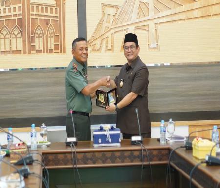 Pjs Bupati Siak, Indra Purnama sambut Kunker Komandan Korem 031/Wira Bima, Brigjen TNI Sugiono (foto/ist)