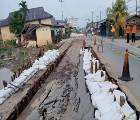 Pemprov Riau berupaya memulihkan jalan rusak akibat abrasi di Parit Enam, Tembilahan (foto/Antara)