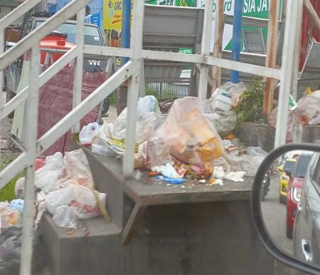 Halte bus TMP Pekanbaru jadi tempat pembuangan sampah (foto/Yuni)