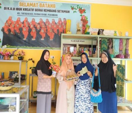 Elva Nelin, koordinator KUB Kembang Setaman (kanan) bersama anggota memperlihatkan produk kerajinan tangan (foto/riki)