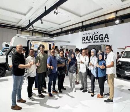 Manajemen TAM dan Agung Toyota bersama wartawan saat hadir di launching All New Hilux Rangga di JIExpo.(foto: istimewa)