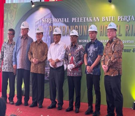 Pj Gubernur Riau, Rahman Hadi didampingi Sekdaprov Riau SF Hariyanto groundbreaking Hotel Riau di Slipi (foto/Yuni)