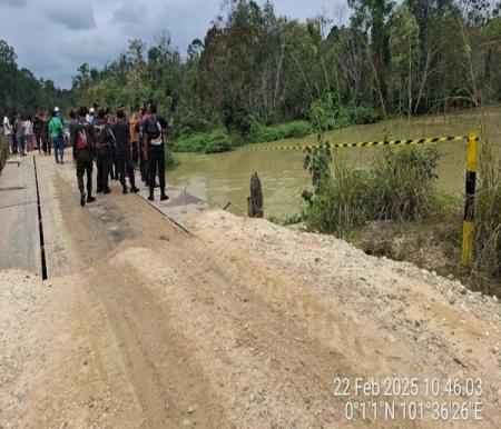 Petugas masih berusaha menemukan para korban yang hilang di sungai (foto/detik)