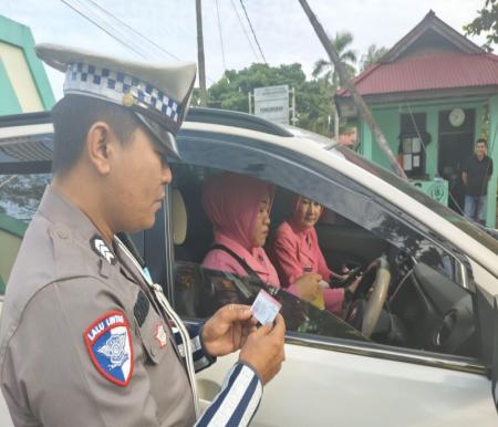 Razia Polantas Polres Inhu membuat ibu-ibu Bhayangkari ketar-ketir (foto/MCRiau)