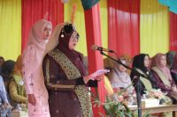 Bupati Afni mengenakan baju Melayu Sultanah Latifah di HUT Siak (foto/ist)