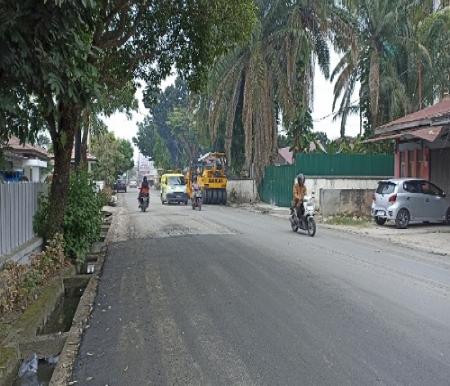 Jalan Dahlia Pekanbaru sudah dioverlay setelah galian PDAM selesai.(foto: dok/halloriau.com)