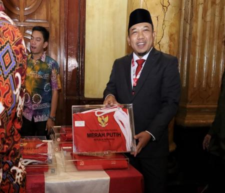 Wabub Siak, Husni Merza menerima duplikat Bendera Pusaka dari BPIP RI (foto/ist)