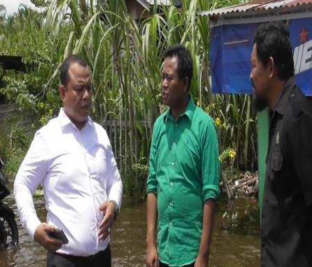 Angota DPRD Rohil, Padri bersama Plt Bupati Rohil Sulaiman dan Kepala BPBD Arie Darma meninjau banjir di Bagansiapiapi (foto/afrizal)