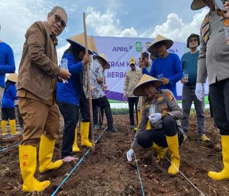 Penanaman jagung perdana di area Hutan Kemasyarakatan (HKm) Mandiri Sejahtera, Kampung Dayun, Kabupaten Siak, guna meningkatkan ketahanan pangan dan mendukung Program Nasional Asta Cita. (Foto: Istimewa)