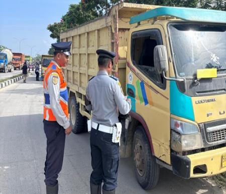 Dishub Pekanbaru bersama petugas gabungan razia di Jalan Riau ujung (foto/ist)