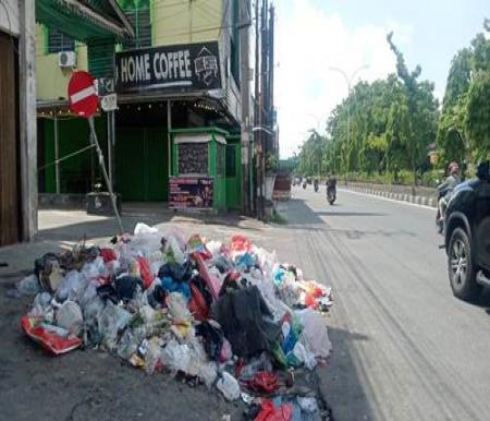 Tumpukan sampah di Jalan Nangka Pekanbaru.(foto: meri/halloriau.com)