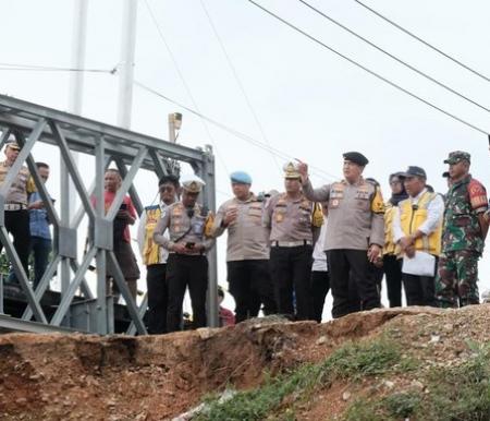 Kapolda Riau Irjen Iqbal bersama Kepala BPJN Riau mengecek jalan rusak di Tanjung Alai.