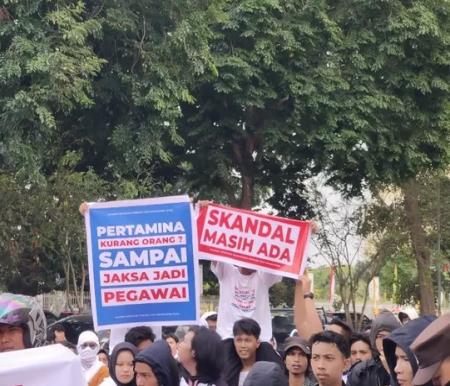 Sejumlah elemen masyarakat yang mengatasnamakan dirinya Aliansi Gerakan Pemuda dan Mahasiswa Riau mendatangi kantor Kejati Riau.