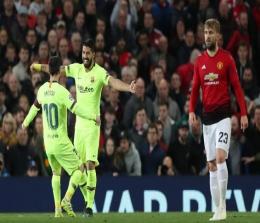 Luis Suarez dan Lionel Messi merayakan gol ke gawang Manchester United yang berasal dari bunuh diri Luke Shaw di leg pertama perempatfinal Liga Champions di Old Trafford, Kamis (11/4/2019) dini hari WIB. FOTO: Lee Smith/Reuters