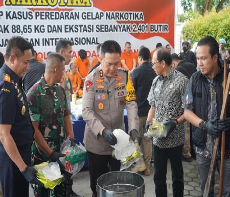Kapolda Riau Irjen Mohammad Iqbal memusnahkan 88,65 Kg barang bukti narkoba jenis sabu dan 2.401 butir ekstasi.
