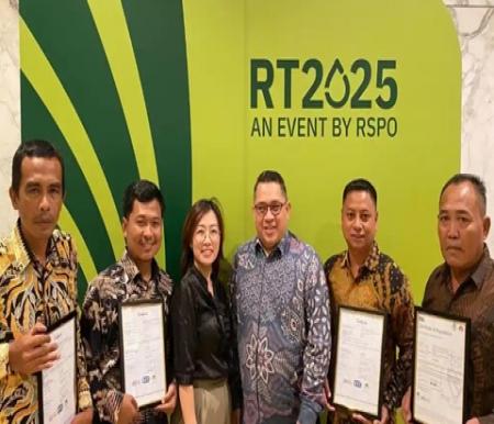 Program SMILE Hadirkan Dampak Nyata, Kelompok Petani Asian Agri dan Apical Raih Sertifikasi RSPO