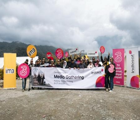 Genjot Ekonomi Sumatera Barat, Indosat Perkuat Digitalisasi UMKM Batik Salingka Tabek Solok