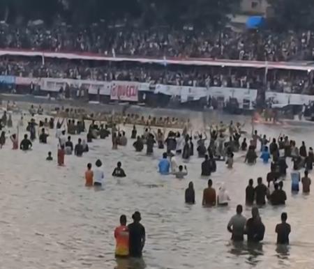 Jalur Bintang Emas Cahaya Intan Juara Festival Pacu Jalur 2025 di Tepian Narosa