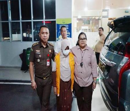 Hayati Gani saat dieksekusi Kejari Pekanbaru.(foto: sri/halloriau.com)
