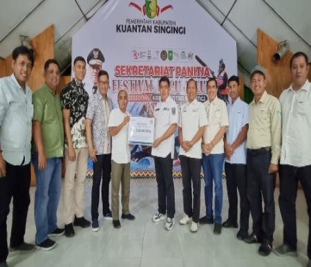 Panitia pelaksana Festival Pacu Jalur Kabupaten Kuansing 2024 terima bantuan dari PT RAPP (foto/ist)