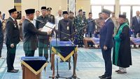 Walikota Pekanbaru, Agung Nugroho melantik Zulhelmi Arifin sebagai Sekdako Pekanbaru.(foto: pgi)