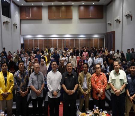 Sekda Riau, SF Hariyanto membuka seminar pembangunan diselenggarakan Aliansi GEMMPAR (foto/Yuni)