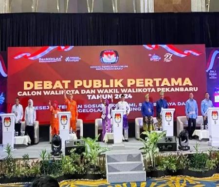 Para Paslon dalam debat publik pertama Pilwako Pekanbaru 2024.(foto: int)